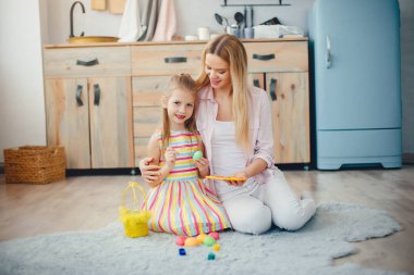 Anne ve küçük kızı mutfakta.