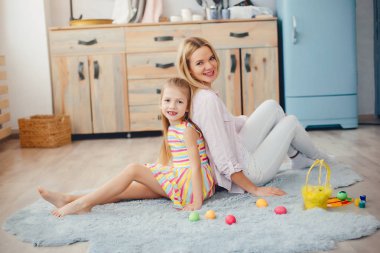 Anne ve küçük kızı mutfakta.