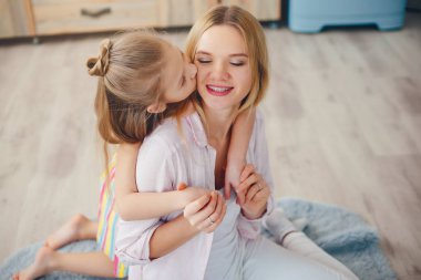 Anne ve küçük kızı bir odada.