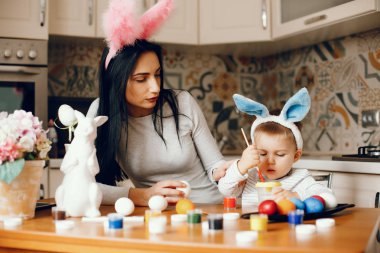 Anne ve küçük oğlu mutfakta.