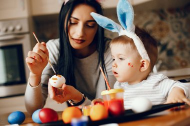 Anne ve küçük oğlu mutfakta.