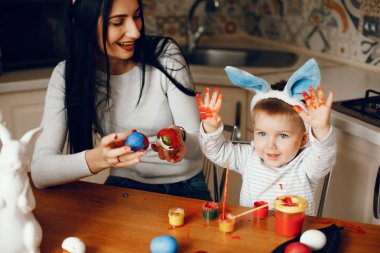 Anne ve küçük oğlu mutfakta.