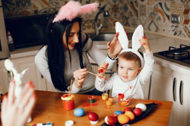 Anne ve küçük oğlu mutfakta.