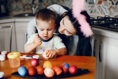 Anne ve küçük oğlu mutfakta.