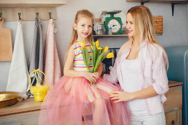 Madre con un niño pequeño en casa — Foto de Stock