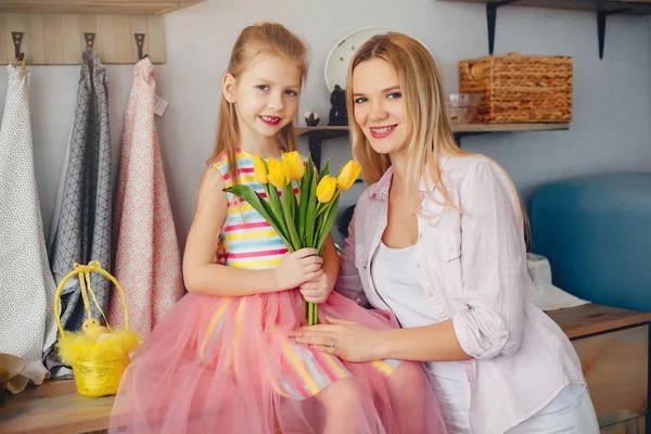 Anne ve küçük çocuk evde.