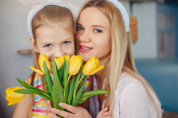 Matka s malým dítětem doma — Stock fotografie