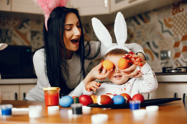 Anne ve küçük oğlu mutfakta.