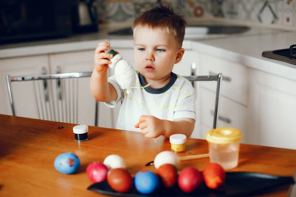 Menino sentado em uma cozinha — Fotografia de Stock