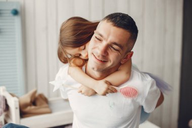 Baba küçük kızı ile oynamak