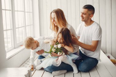 Şirin ve büyük aile evde oturan