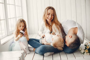 Şirin ve büyük aile evde oturan