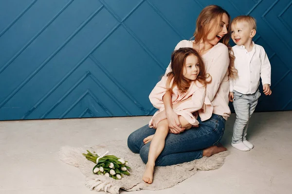 Madre con un niño pequeño en hme — Foto de Stock