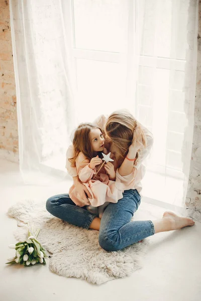 Madre con un niño pequeño en hme — Foto de Stock