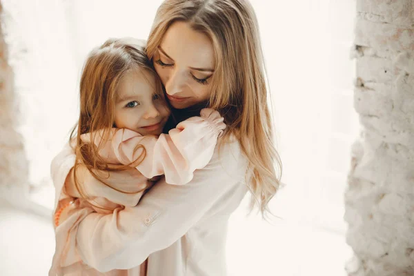 Mãe com criança pequena em hme — Fotografia de Stock