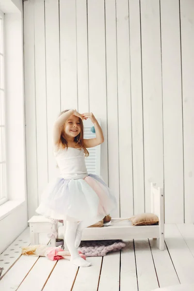 Nettes kleines Mädchen tanzt zu Hause — Stockfoto