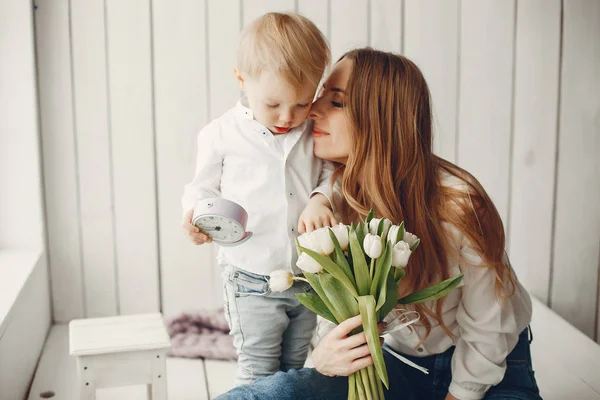 Mother with little child at hme — Stock Photo, Image