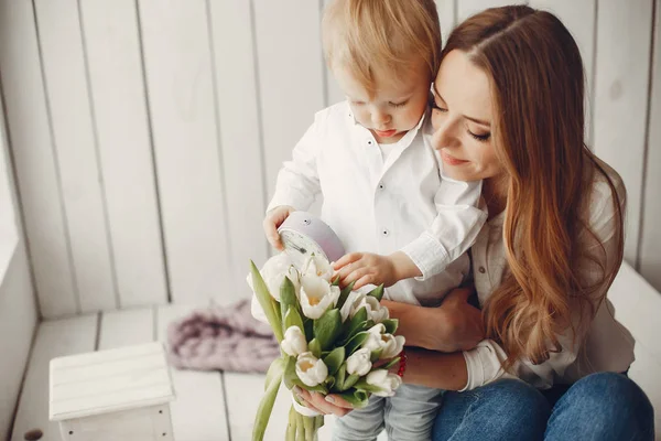 Mother with little child at hme — Stock Photo, Image