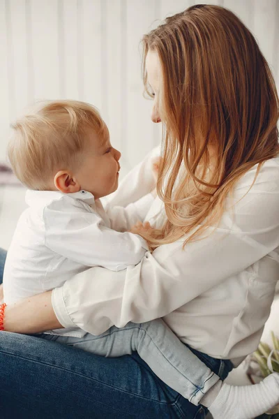 Madre con hijo pequeño en una habitación — Foto de Stock