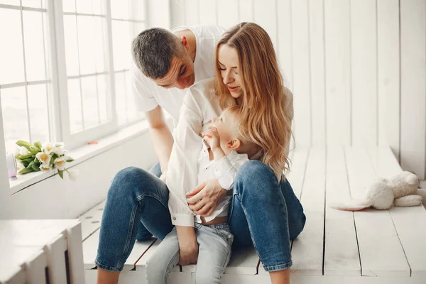 Söt och stor familj sitter hemma — Stockfoto