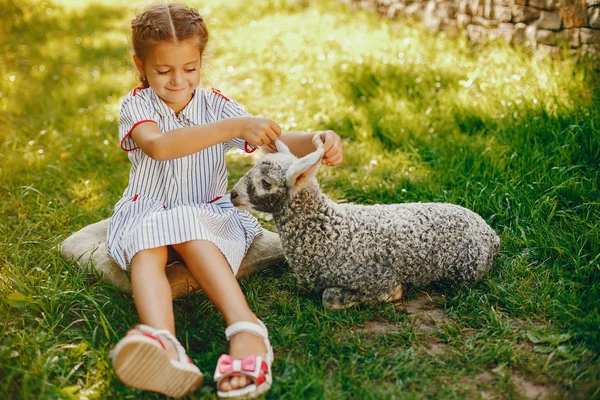 Belle fille avec chèvre — Photo