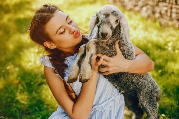 Krásná dívka s kozy — Stock fotografie