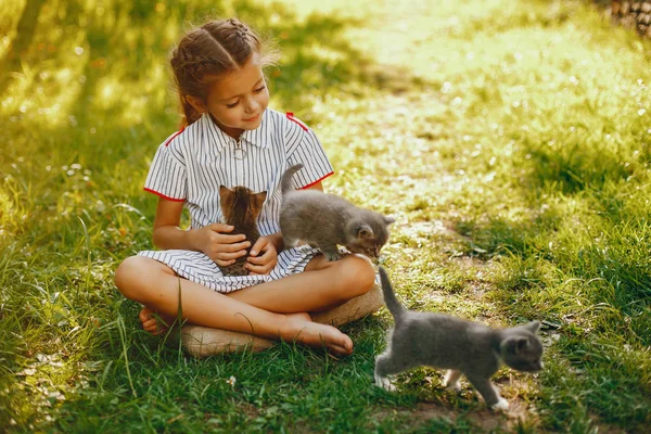 Schönes Mädchen mit Katzen — Stockfoto