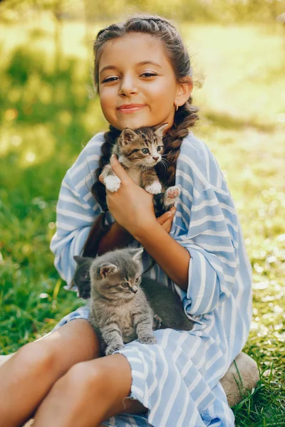 Mooi meisje met katten — Stockfoto