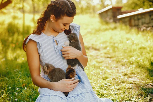 Hermosa chica con gatos — Foto de Stock