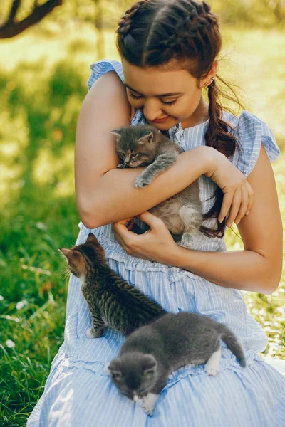 Krásná dívka s kočkami — Stock fotografie