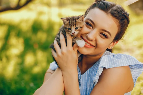 Krásná dívka s kočkami — Stock fotografie