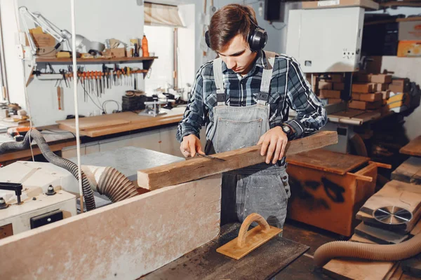 De timmerman werkt met een boom — Stockfoto