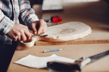 Marangoz bir ağaçla çalışır.