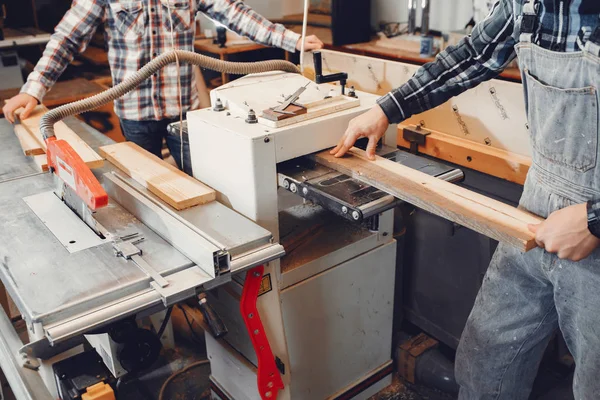 De timmerman werkt met een boom — Stockfoto