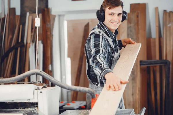 De timmerman werkt met een boom — Stockfoto