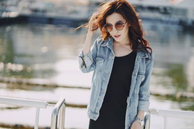 güneş gözlüklü kız