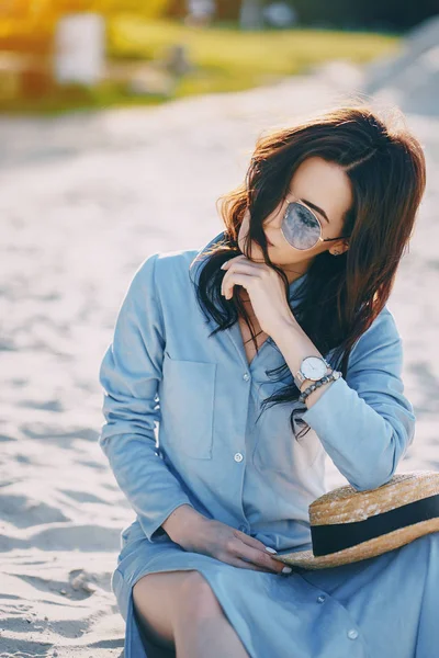 Une Belle Jeune Fille Aux Cheveux Bouclés Lunettes Sur Plage — Photo