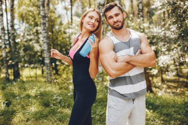 Bir sabah yaz parkta spor Çift