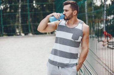 Yaz parkında sporcu. 