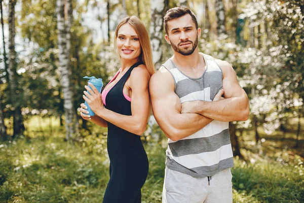 Bir sabah yaz parkta spor Çift