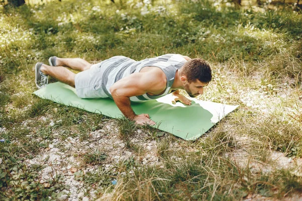 Yaz parkında sporcu. 