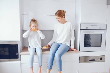 Sevimli sarışın kızı annesiyle