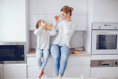 Sevimli sarışın kızı annesiyle