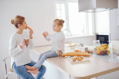 Sevimli sarışın kızı annesiyle