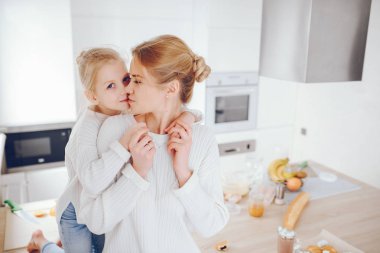 Sevimli sarışın kızı annesiyle