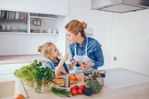 Anne ile kızı mutfakta — Stok fotoğraf