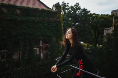 güzel esmer siyah bir merdiven üzerinde poz