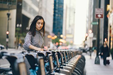 kız bir bisiklet standından şehir Bisiklet Kiralama