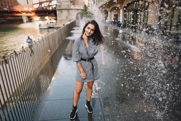 Chica jugando y bailando en una calle mojada —  Fotos de Stock