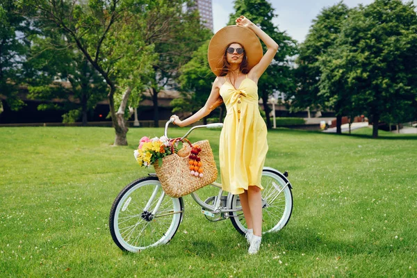 Hübsches Mädchen mit Fahrrad — Stockfoto